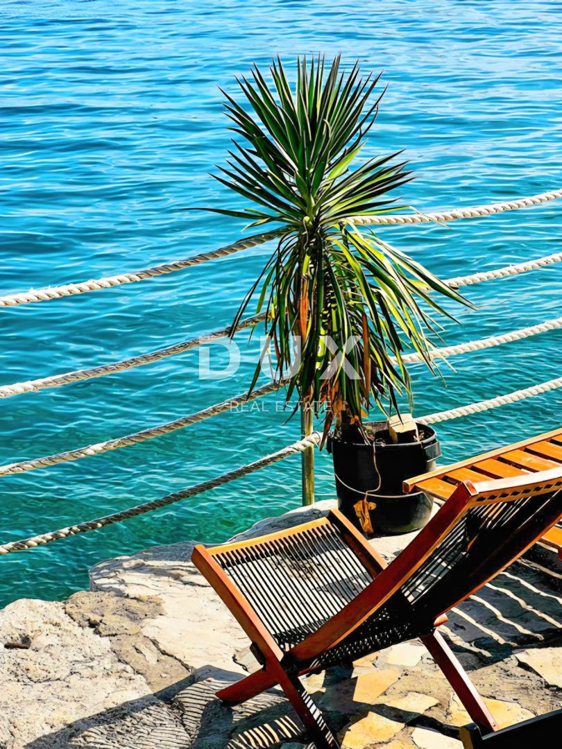 ISTRIA, ROVIGNO - Appartamento con 2 camere da letto e 1 bagno situato in prima fila sul mare con spiaggia privata