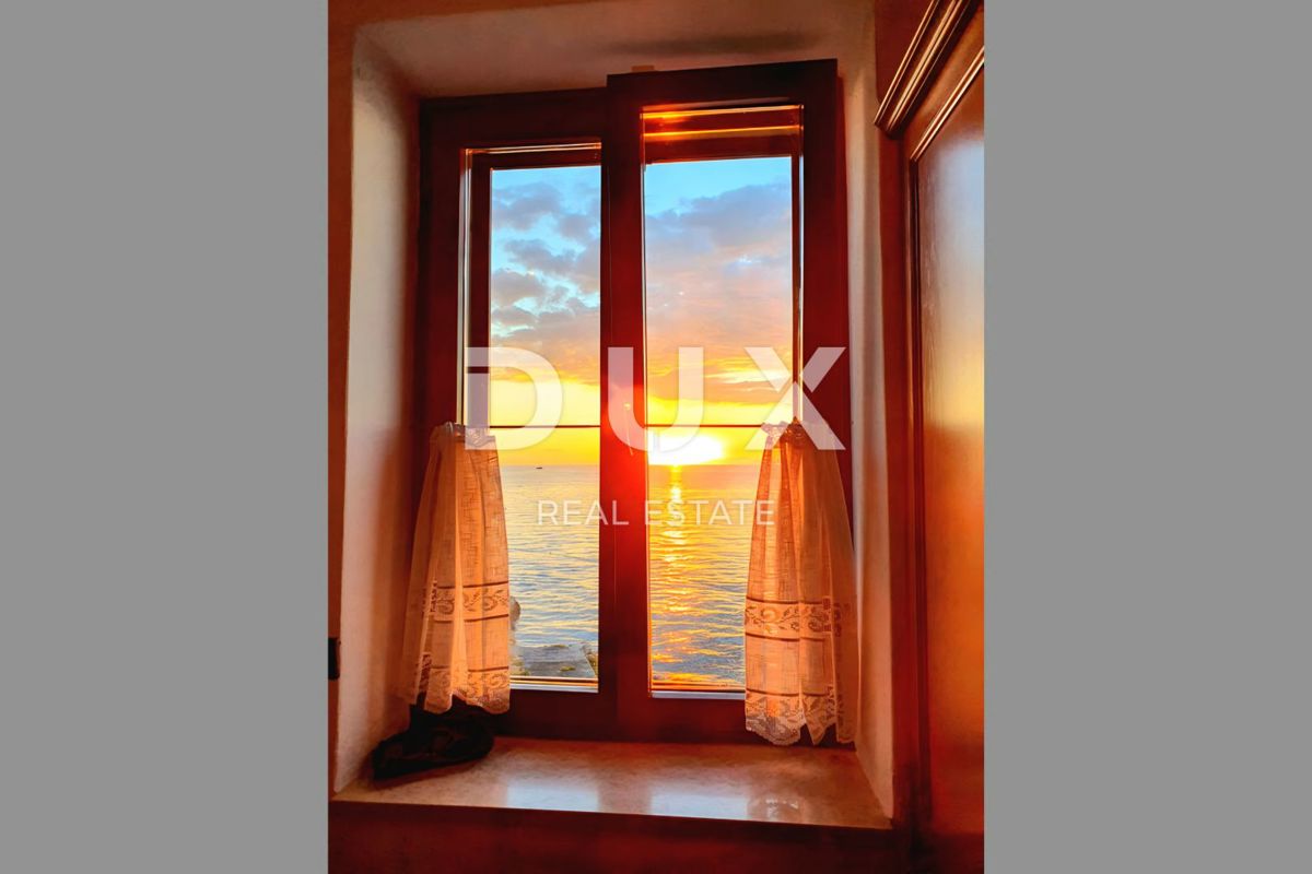 ISTRIA, ROVIGNO - Appartamento con 2 camere da letto e 1 bagno situato in prima fila sul mare con spiaggia privata