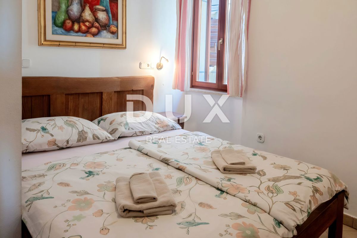 ISTRIA, ROVIGNO - Appartamento con 2 camere da letto e 1 bagno situato in prima fila sul mare con spiaggia privata