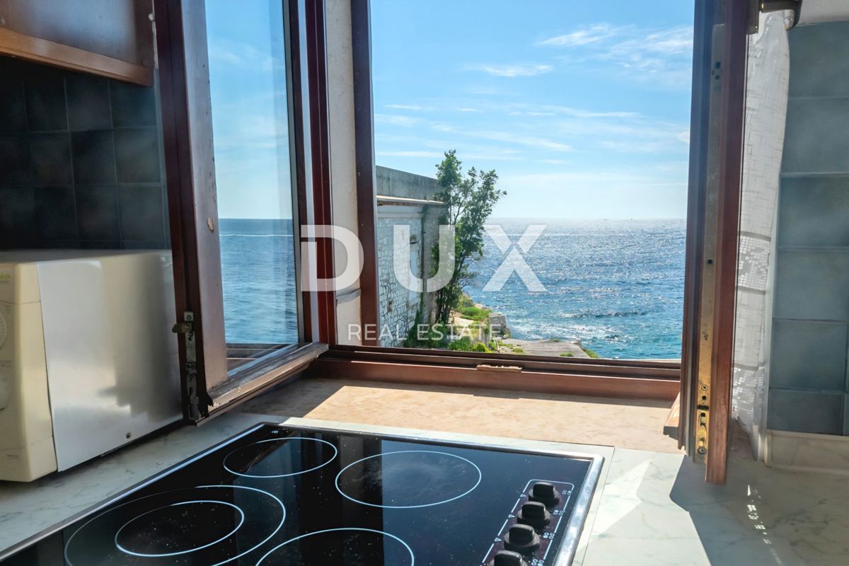 ISTRIA, ROVIGNO - Appartamento con 2 camere da letto e 1 bagno situato in prima fila sul mare con spiaggia privata