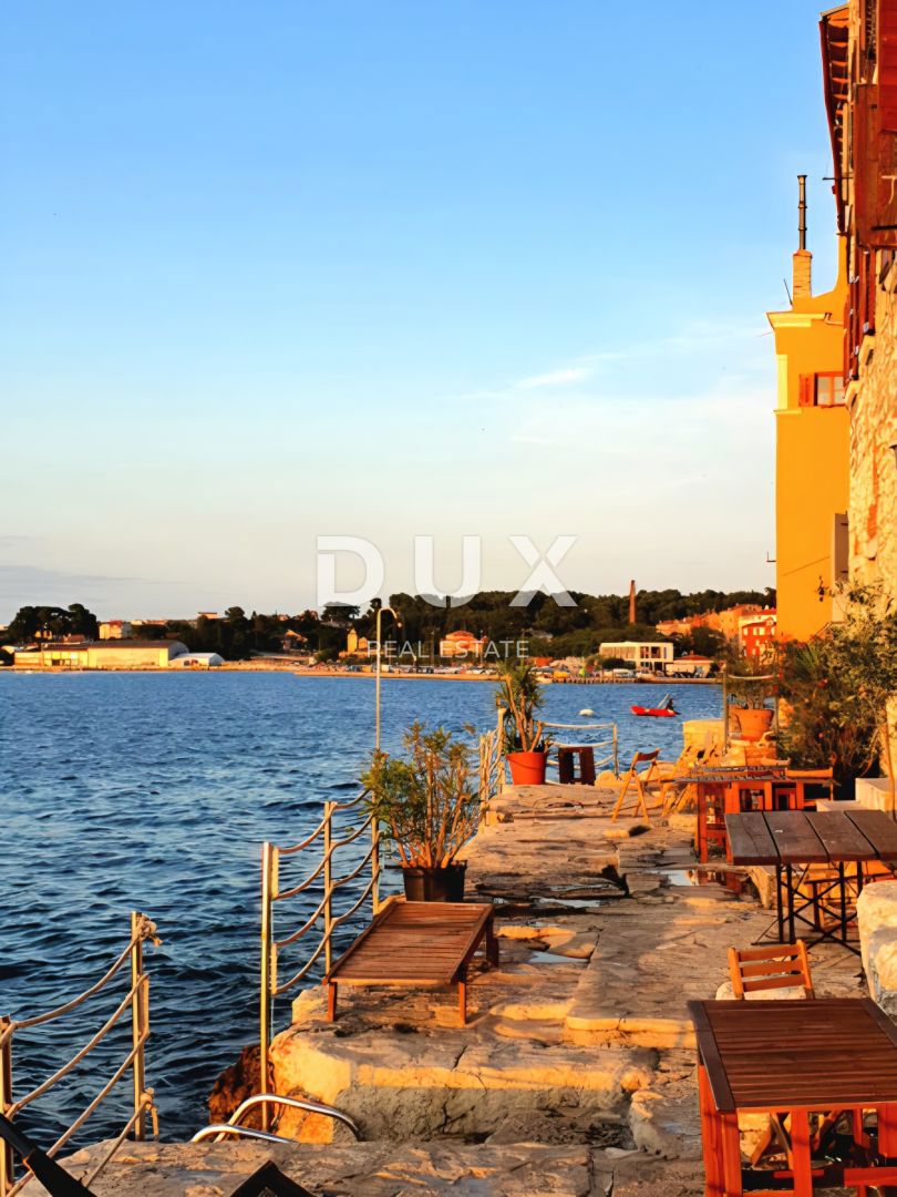 ISTRIA, ROVIGNO - Appartamento con 2 camere da letto e 1 bagno situato in prima fila sul mare con spiaggia privata