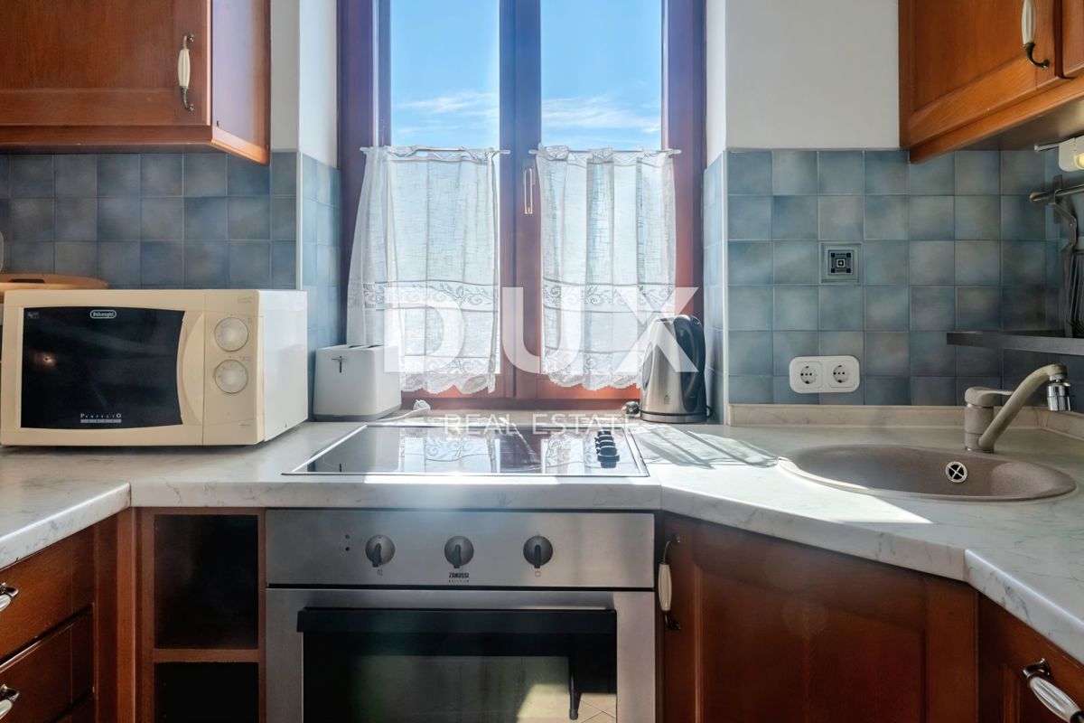 ISTRIA, ROVIGNO - Appartamento con 2 camere da letto e 1 bagno situato in prima fila sul mare con spiaggia privata