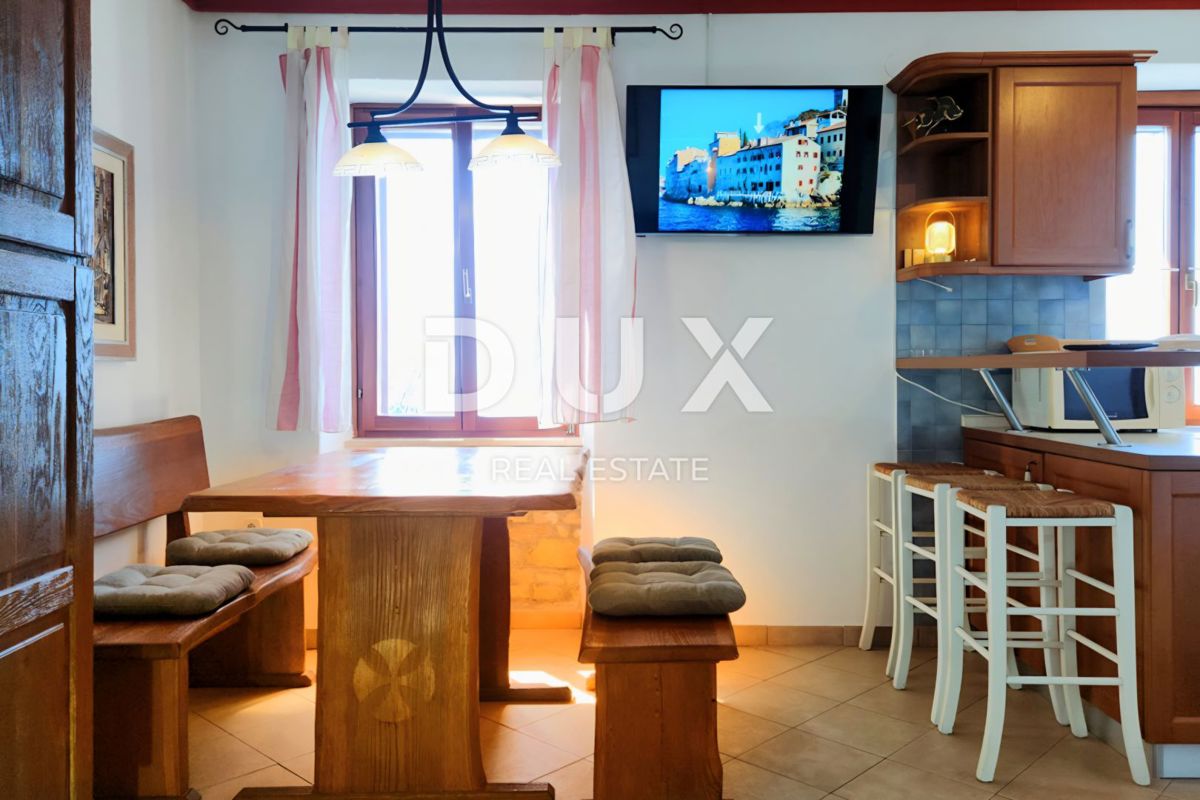 ISTRIA, ROVIGNO - Appartamento con 2 camere da letto e 1 bagno situato in prima fila sul mare con spiaggia privata