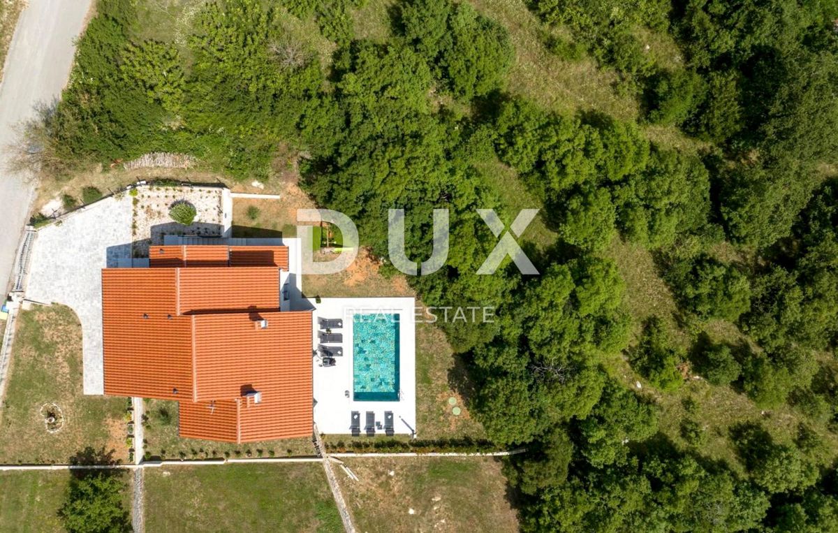 ISTRIA, LABIN - Casa con piscina ai margini del villaggio