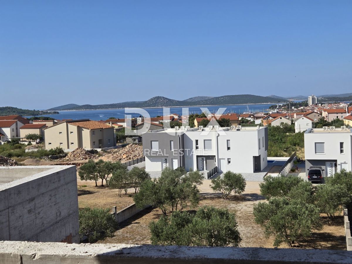 SEBENICO, VODICE – Attico con vista panoramica sul mare, lusso che respira libertà e luce