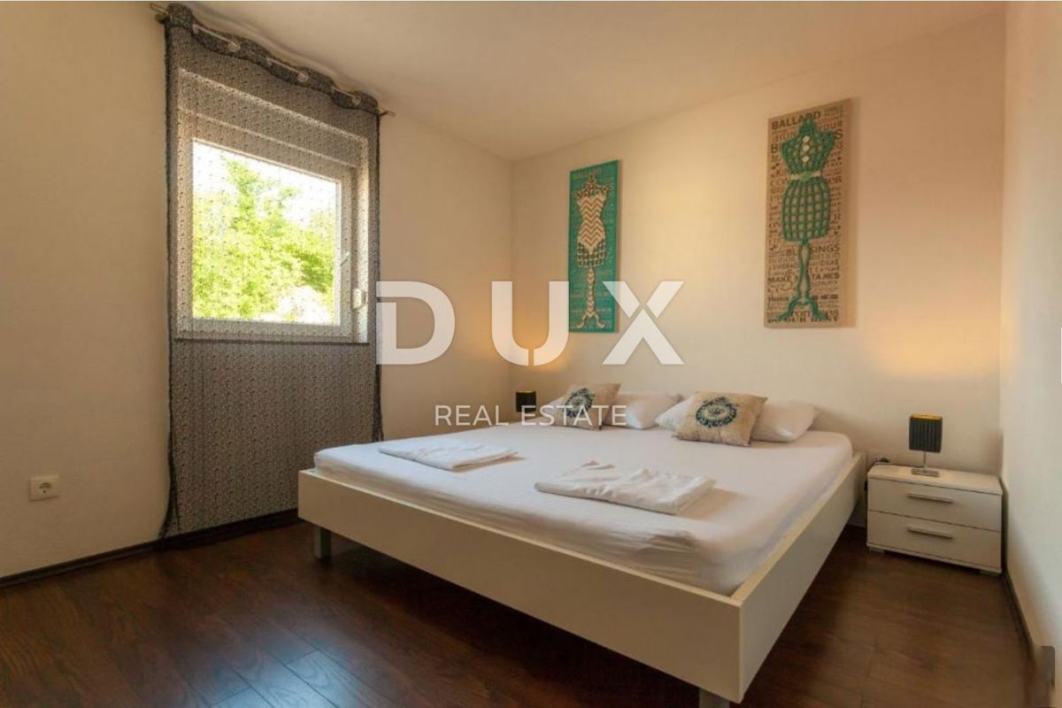 ISOLA DI KRK, KLIMNO - appartamento in villa 61m2, soggiorno + 2 camere da letto, piano terra, con splendida vista sul mare e piscina + superficie 110m2 - S1