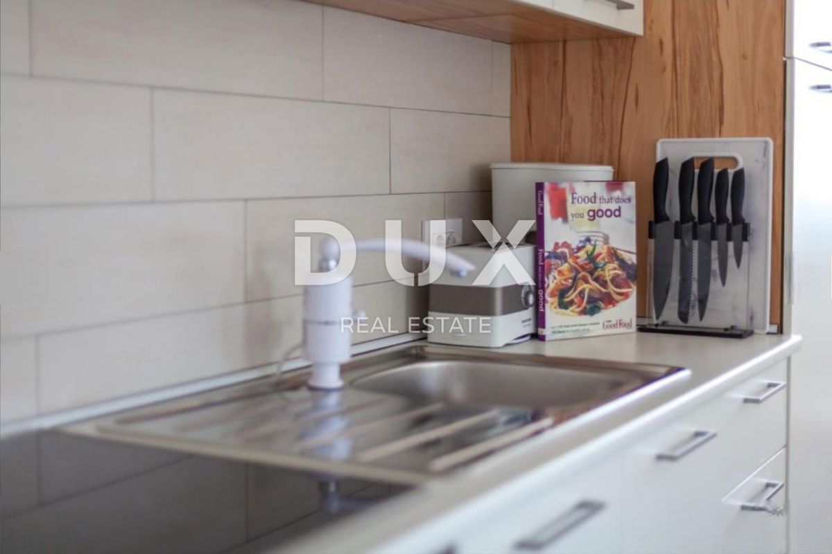 ISOLA DI KRK, KLIMNO - appartamento in villa 61m2, soggiorno + 2 camere da letto, piano terra, con splendida vista sul mare e piscina + superficie 110m2 - S1