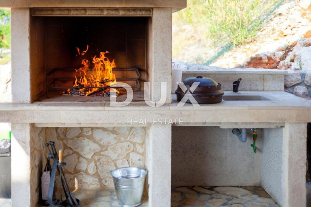 ISOLA DI KRK, KLIMNO - appartamento in villa 61m2, soggiorno + 2 camere da letto, piano terra, con splendida vista sul mare e piscina + superficie 110m2 - S1