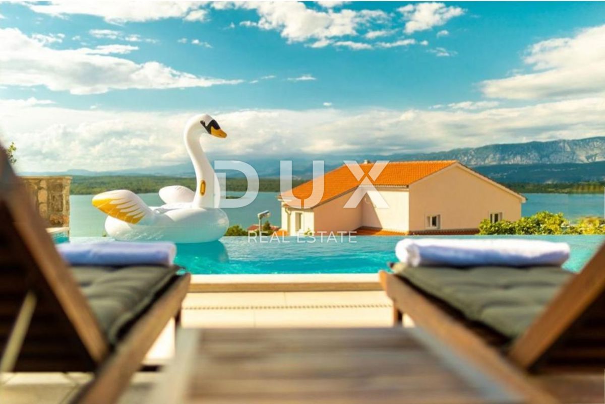 ISOLA DI KRK, KLIMNO - appartamento in villa 61m2, soggiorno + 2 camere da letto, piano terra, con splendida vista sul mare e piscina + superficie 110m2 - S1