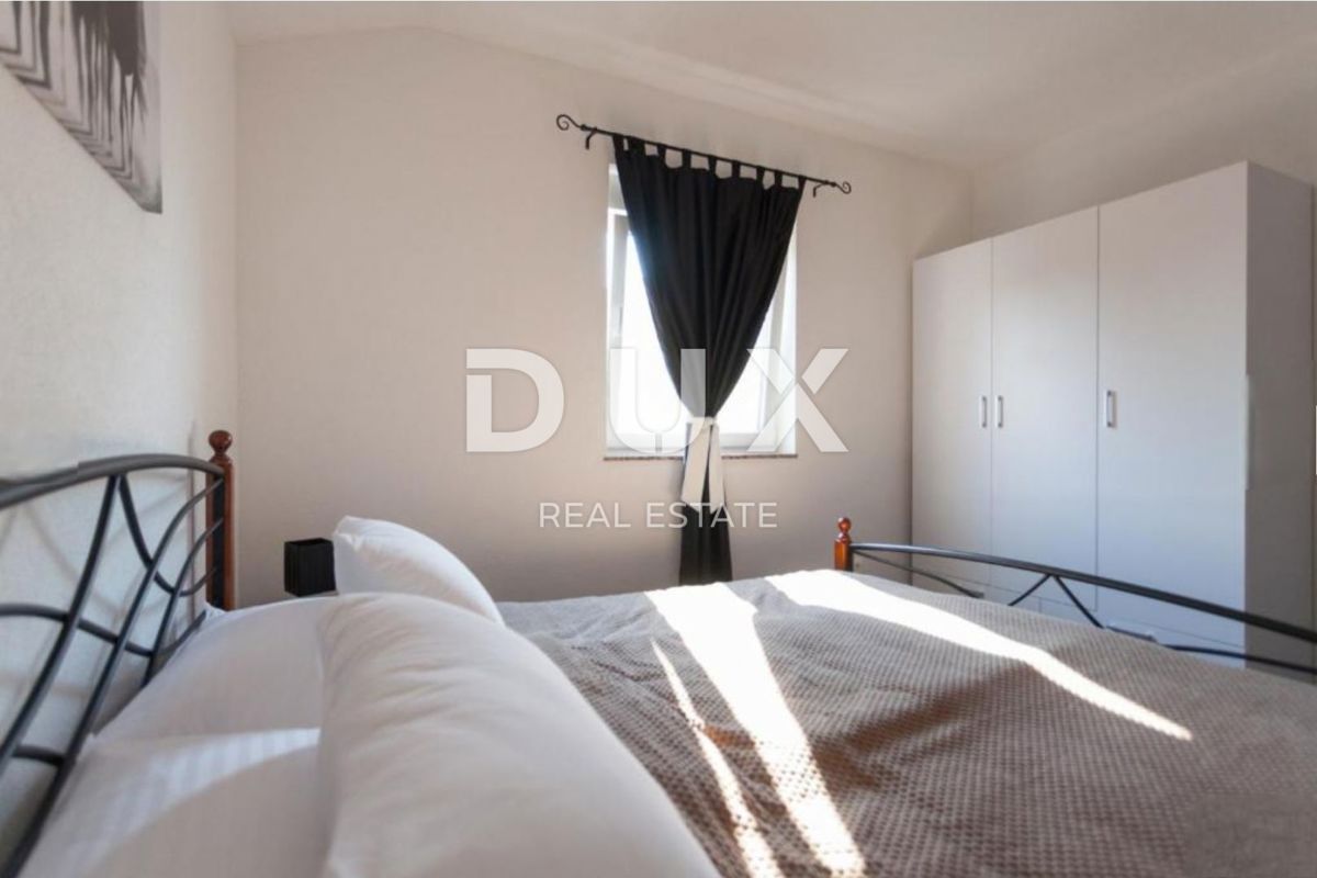 ISOLA DI KRK, KLIMNO - appartamento in villa 61m2, soggiorno + 2 camere da letto, piano terra, con splendida vista sul mare e piscina + superficie 110m2 - S1