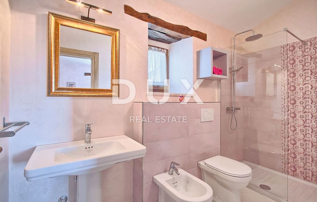 ISTRIA, LOVREČ, DINTORNI - Perfetta villa in pietra con piscina e due edifici ausiliari
