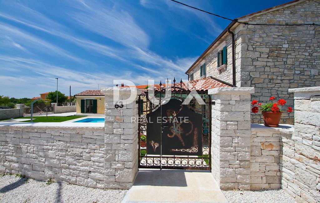 ISTRIA, LOVREČ, DINTORNI - Perfetta villa in pietra con piscina e due edifici ausiliari