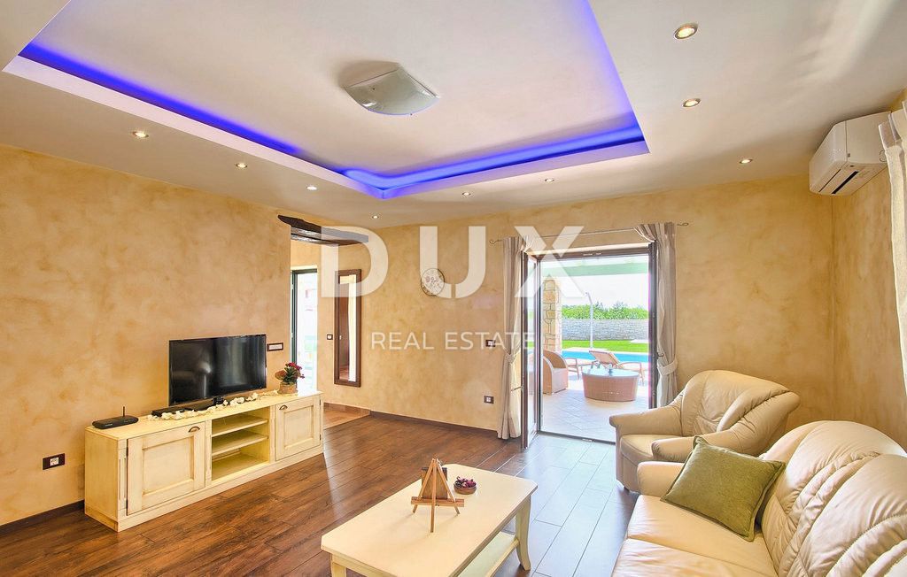 ISTRIA, LOVREČ, DINTORNI - Perfetta villa in pietra con piscina e due edifici ausiliari