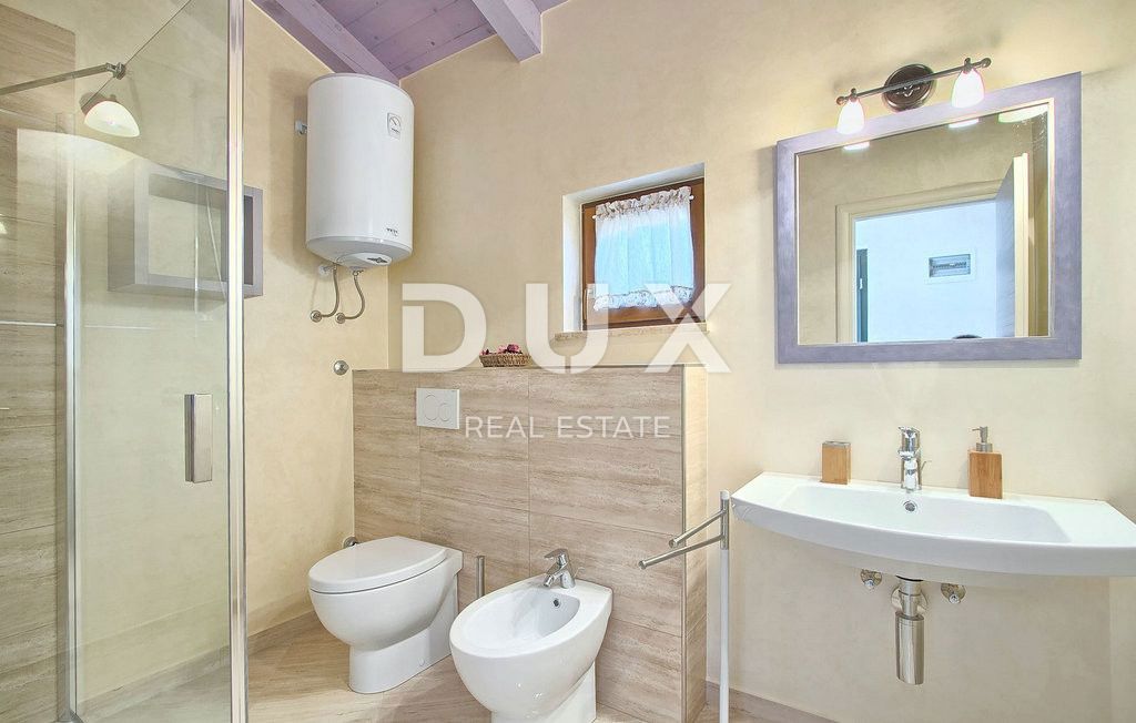 ISTRIA, LOVREČ, DINTORNI - Perfetta villa in pietra con piscina e due edifici ausiliari