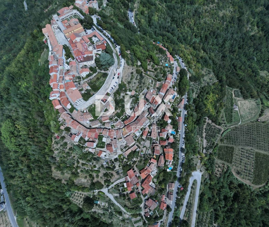 ISTRIA, MONTONA - Autentica opportunità nel cuore di Montona - una casa in pietra con giardino e vista mozzafiato