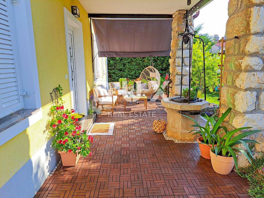 OPATIJA, IČIĆI – una bellissima villa con un ricco giardino e vista mare, garage e vicinanza al mare