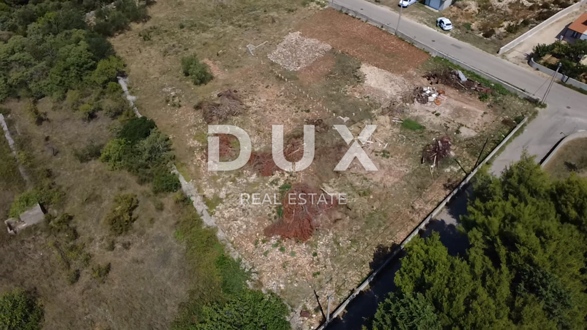 ZADAR, VRSI - Terreno edificabile 704 m², infrastrutture accanto al lotto!