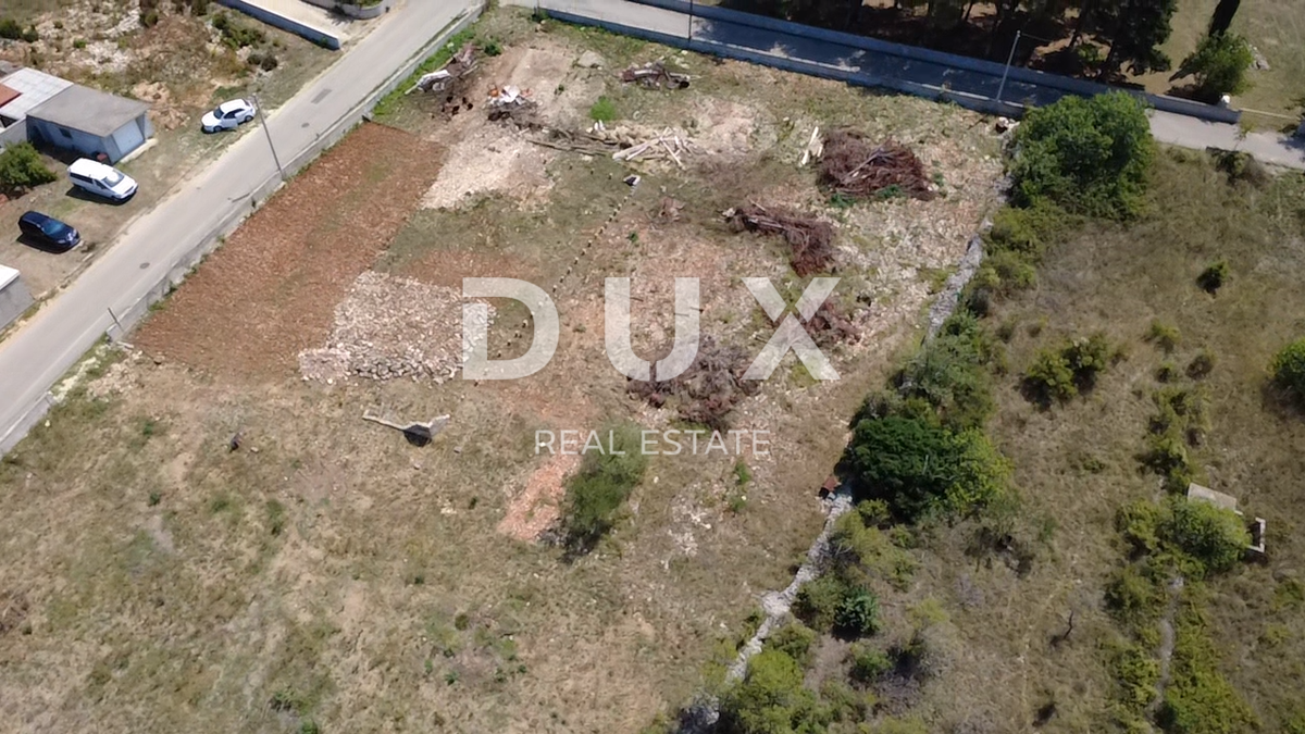 ZADAR, VRSI - Terreno edificabile 704 m², infrastrutture accanto al lotto!