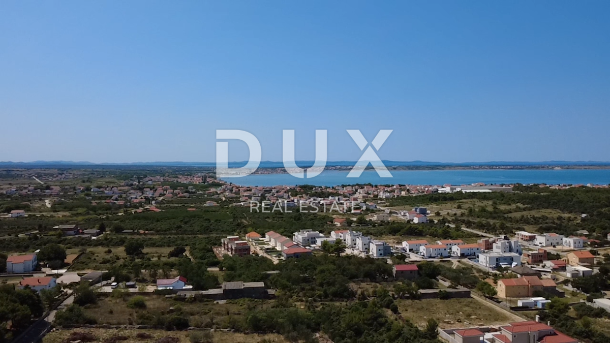 ZADAR, VRSI - Terreno edificabile 704 m², infrastrutture accanto al lotto!