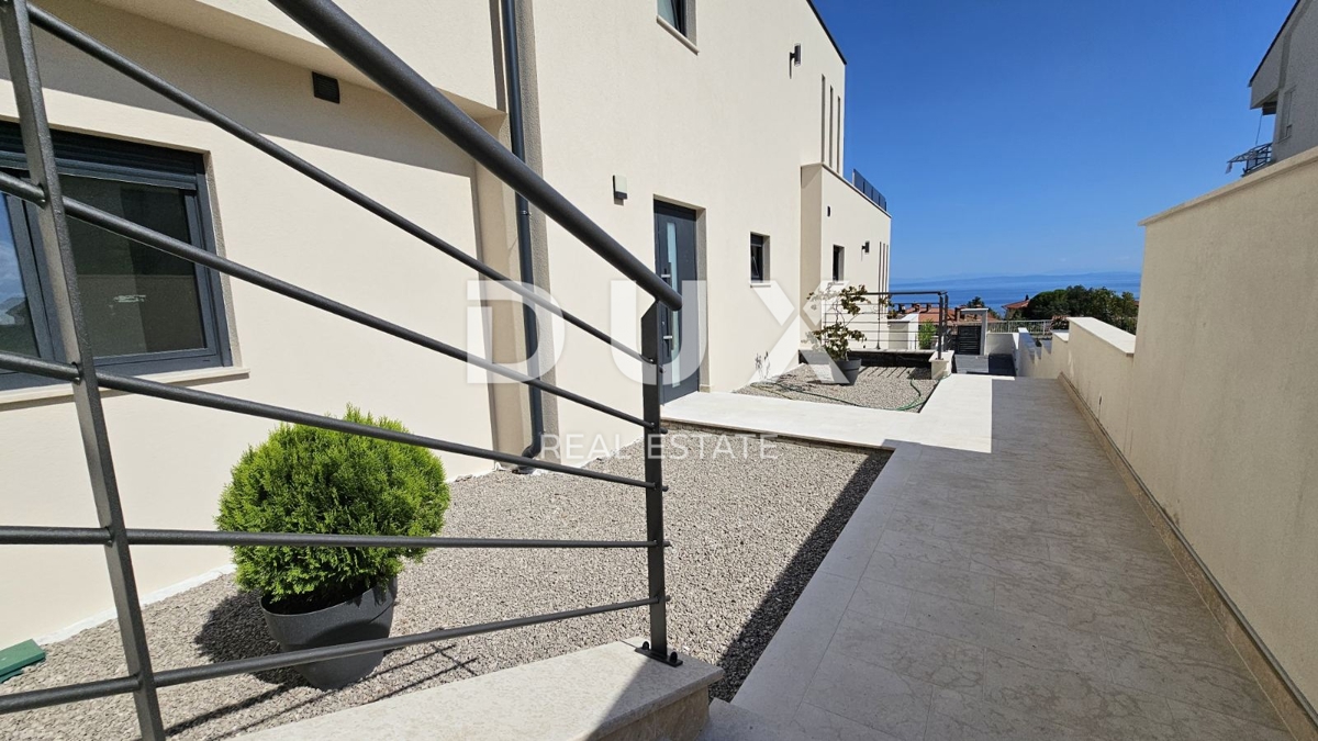 ABBAZIA, LOVRAN - villa di lusso con due unità abitative e piscina, a 300 metri dal mare