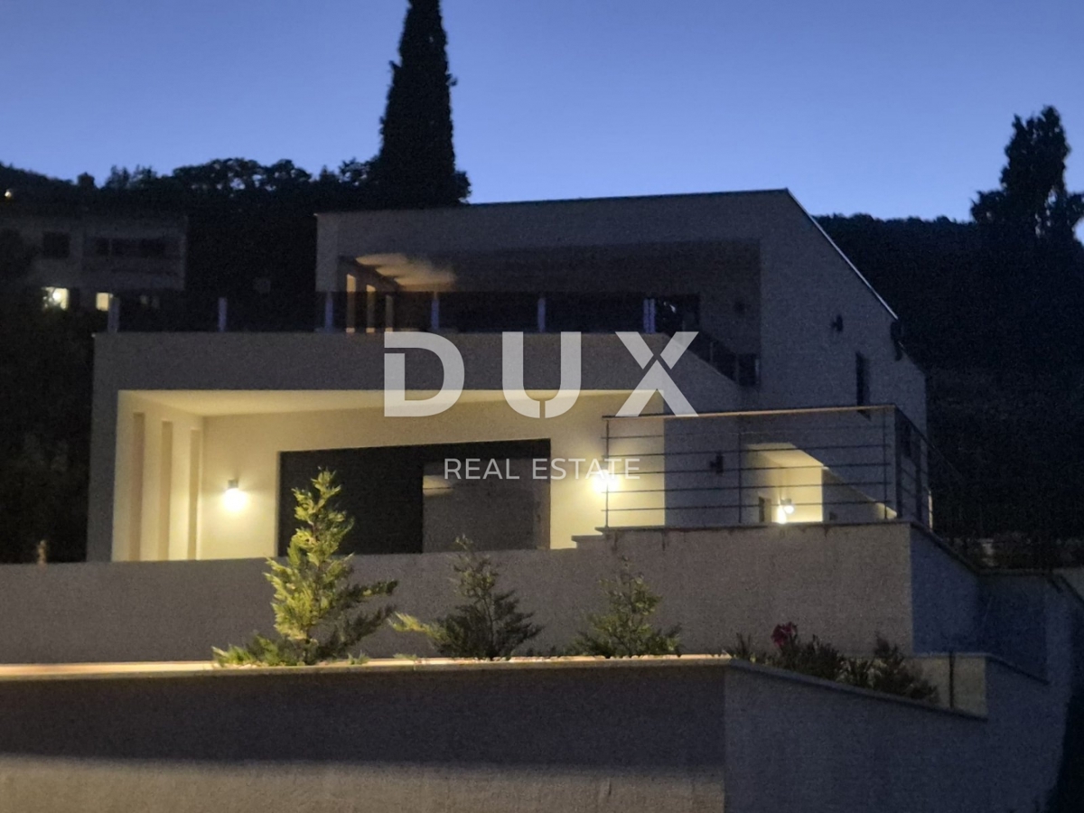 ABBAZIA, LOVRAN - villa di lusso con due unità abitative e piscina, a 300 metri dal mare