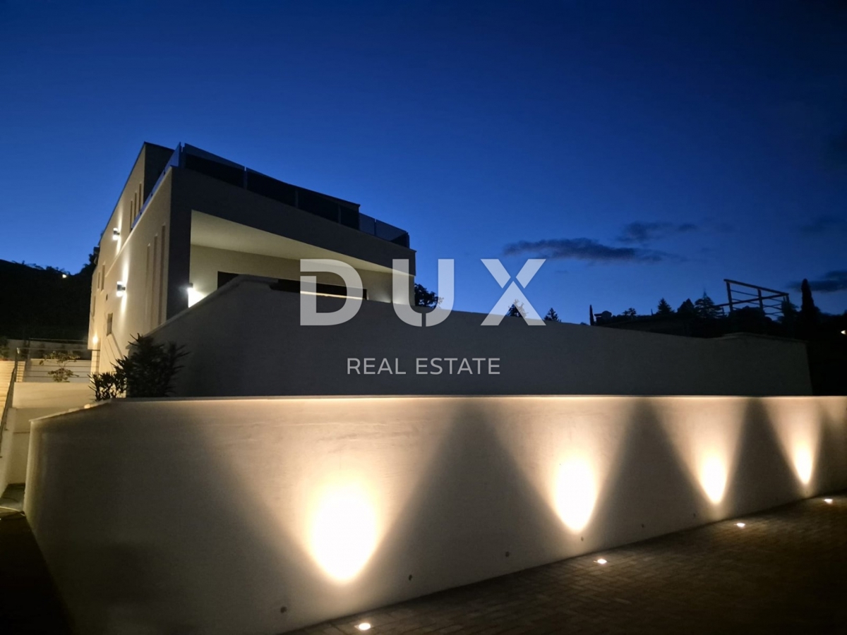 ABBAZIA, LOVRAN - villa di lusso con due unità abitative e piscina, a 300 metri dal mare