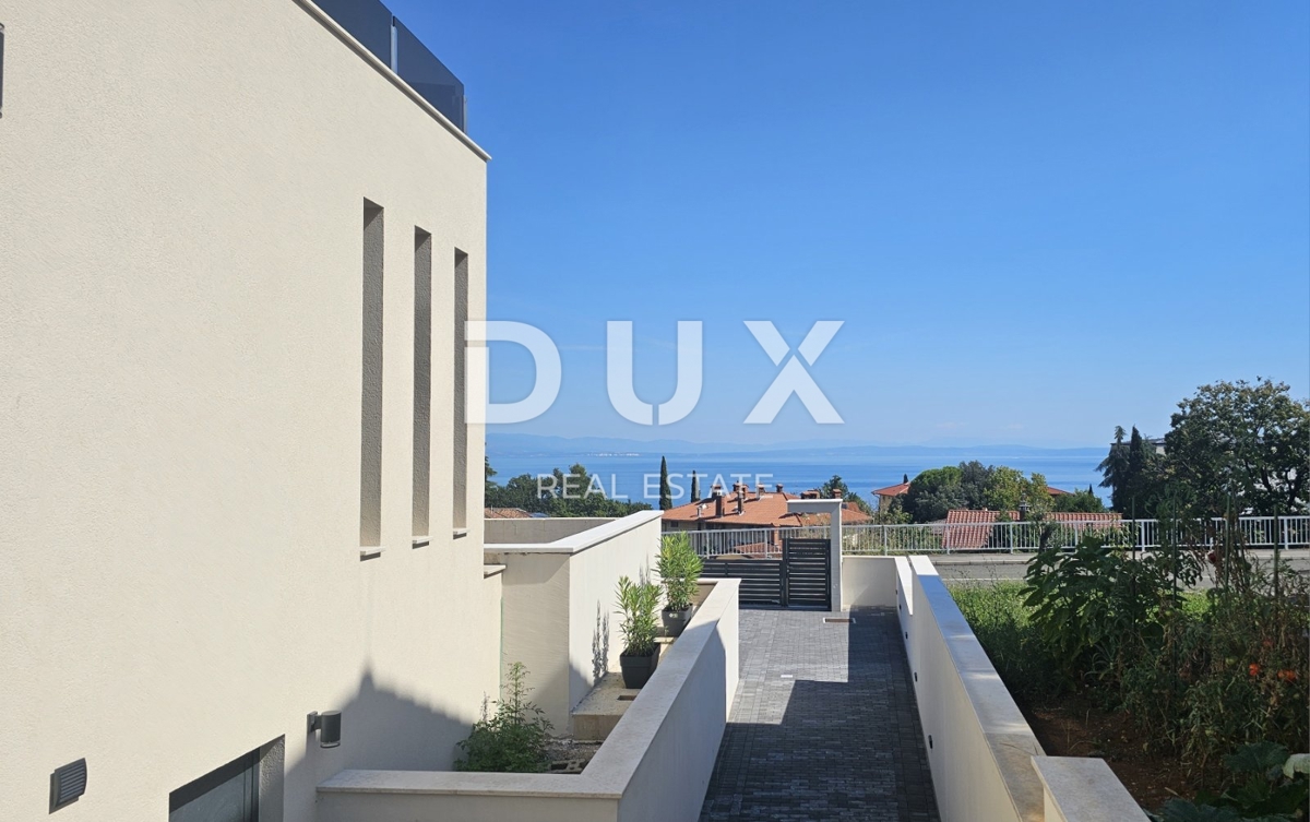 ABBAZIA, LOVRAN - villa di lusso con due unità abitative e piscina, a 300 metri dal mare