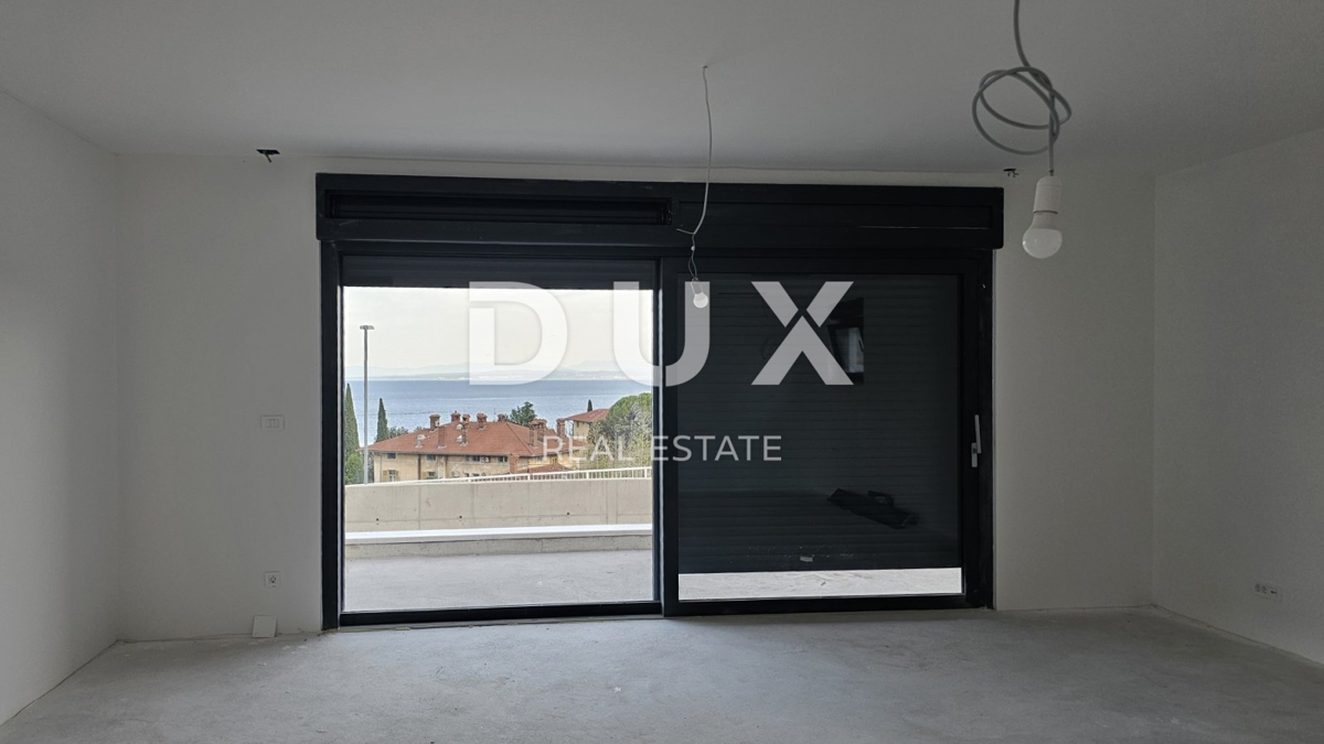 ABBAZIA, LOVRAN - villa di lusso con due unità abitative e piscina, a 300 metri dal mare