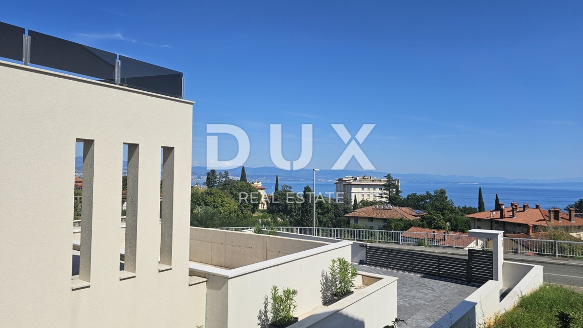 ABBAZIA, LOVRAN - villa di lusso con due unità abitative e piscina, a 300 metri dal mare