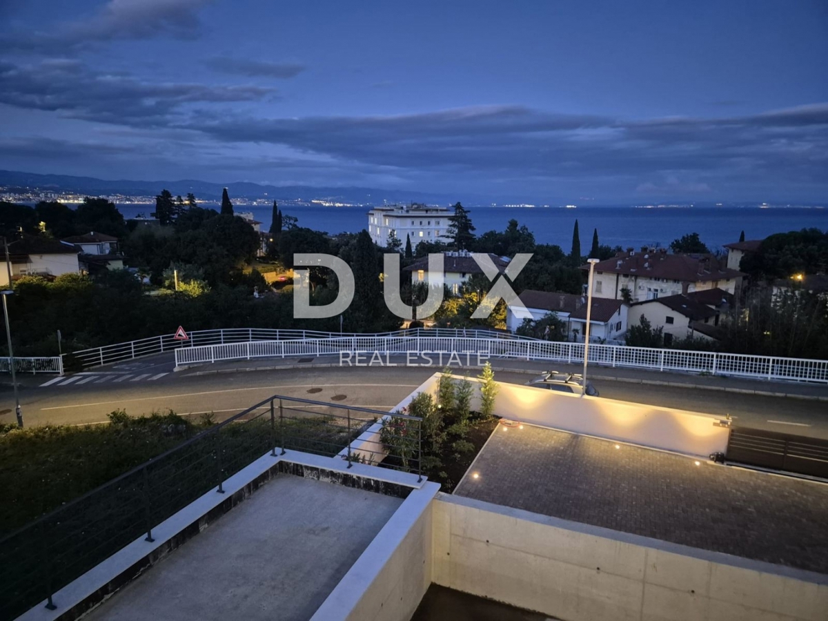 ABBAZIA, LOVRAN - villa di lusso con due unità abitative e piscina, a 300 metri dal mare