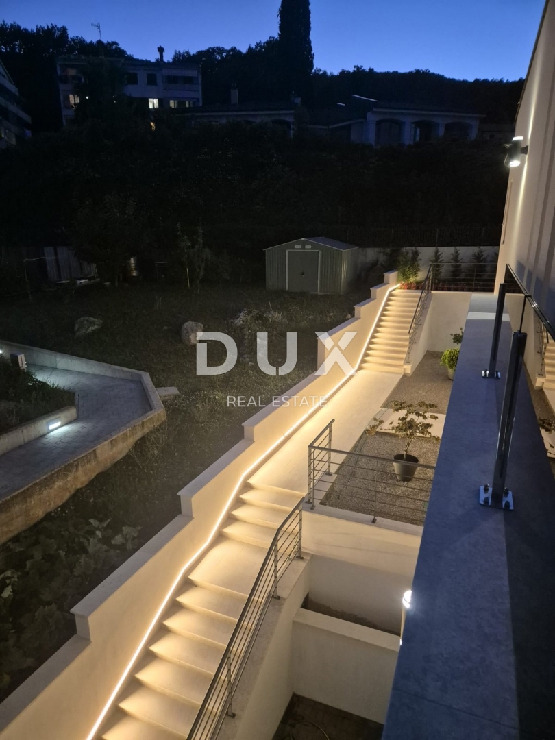 ABBAZIA, LOVRAN - villa di lusso con due unità abitative e piscina, a 300 metri dal mare