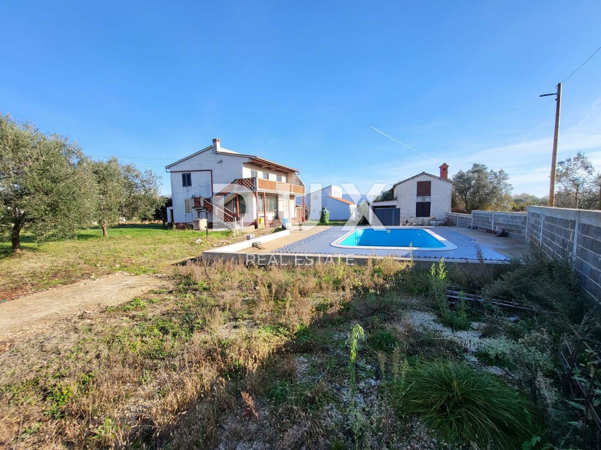 ISTRIA, MARČANA - Casa con 2 appartamenti e piscina su un ampio giardino