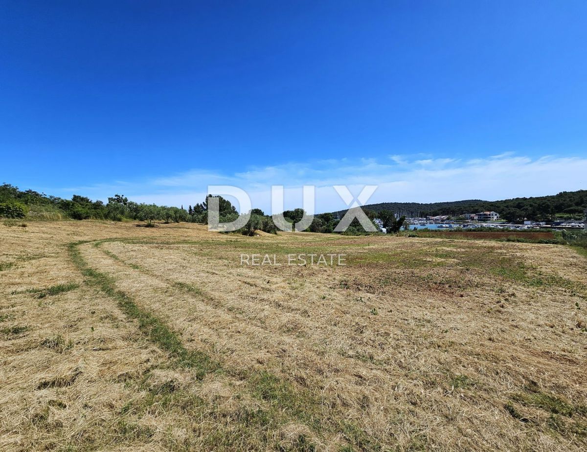 ISTRIA, POMER - Terreno edificabile curato con vista mare e possibilità di costruire una villa più grande o un complesso di ville in riva al mare