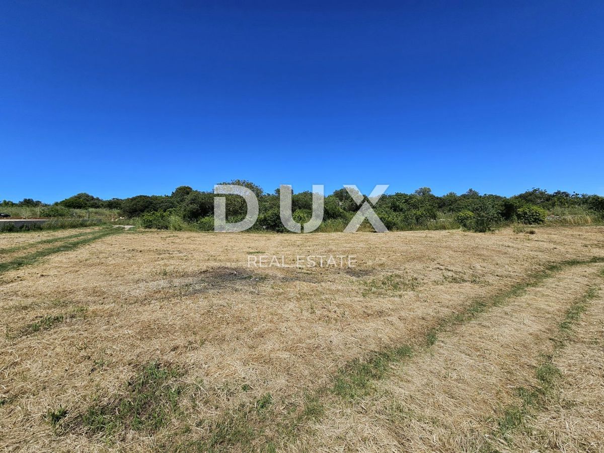 ISTRIA, POMER - Terreno edificabile curato con vista mare e possibilità di costruire una villa più grande o un complesso di ville in riva al mare