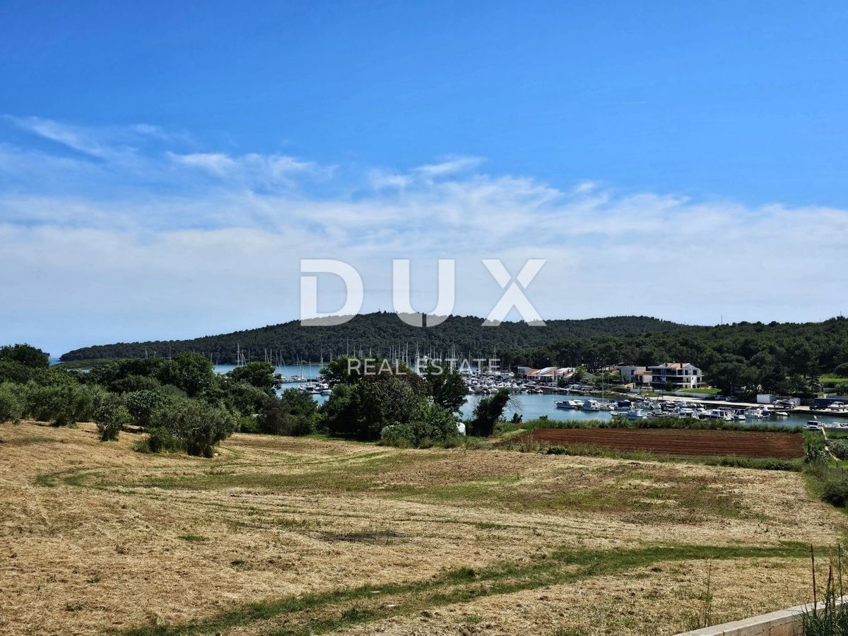 ISTRIA, POMER - Terreno edificabile curato con vista mare e possibilità di costruire una villa più grande o un complesso di ville in riva al mare