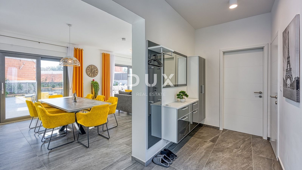 ISTRIA, PARENZO - Lussuosa casa bifamiliare con piscina, sauna e jacuzzi, 260m2