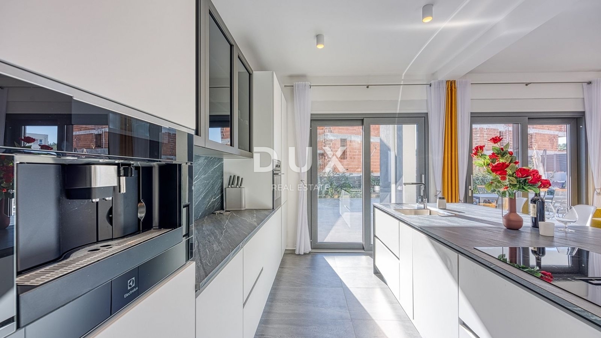 ISTRIA, PARENZO - Lussuosa casa bifamiliare con piscina, sauna e jacuzzi, 260m2