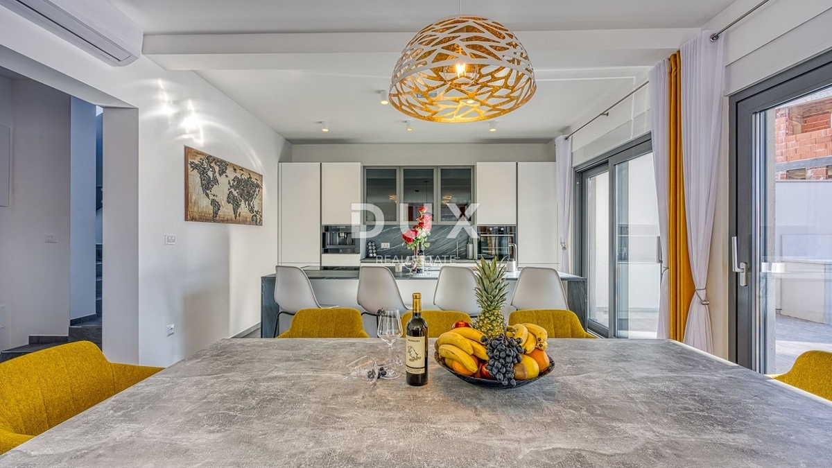 ISTRIA, PARENZO - Lussuosa casa bifamiliare con piscina, sauna e jacuzzi, 260m2