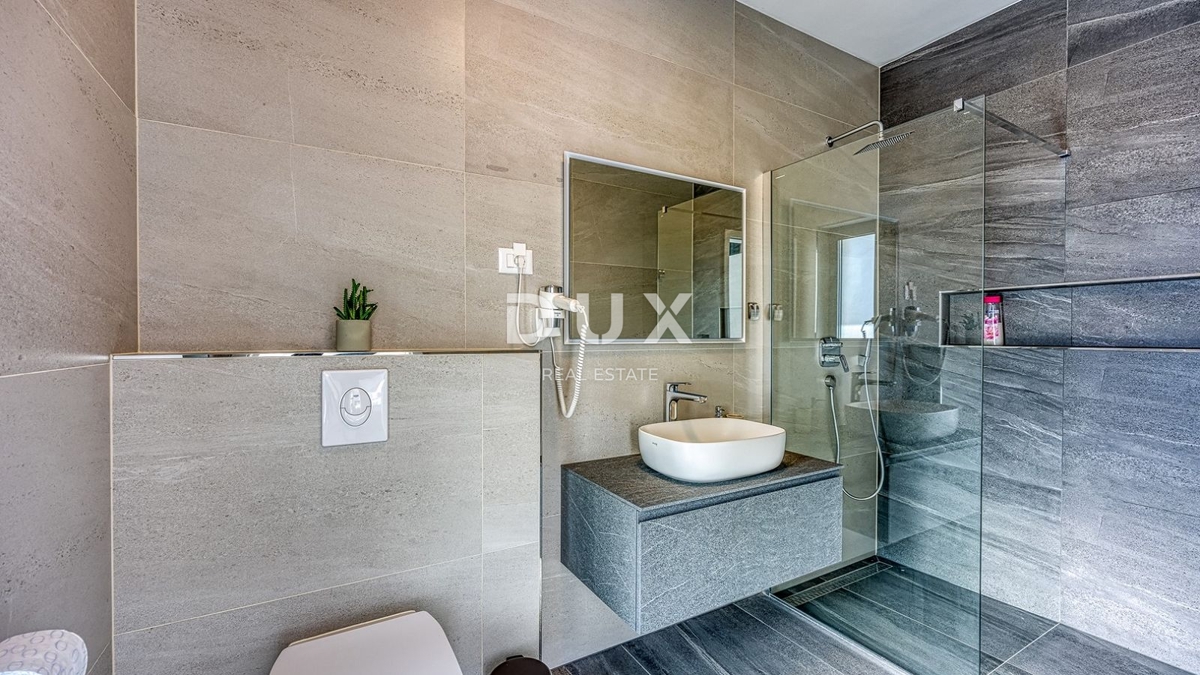 ISTRIA, PARENZO - Lussuosa casa bifamiliare con piscina, sauna e jacuzzi, 260m2