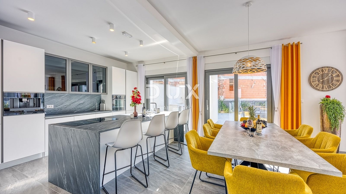 ISTRIA, PARENZO - Lussuosa casa bifamiliare con piscina, sauna e jacuzzi, 260m2