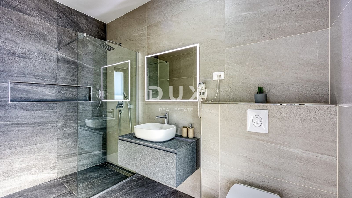 ISTRIA, PARENZO - Lussuosa casa bifamiliare con piscina, sauna e jacuzzi, 260m2