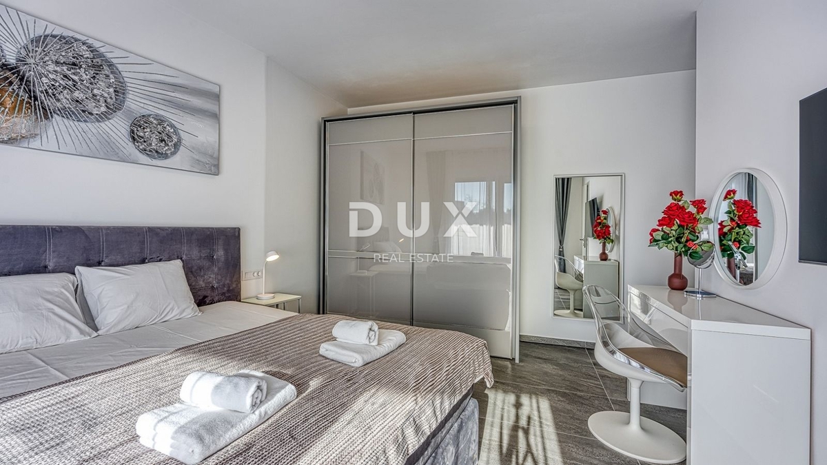 ISTRIA, PARENZO - Lussuosa casa bifamiliare con piscina, sauna e jacuzzi, 260m2