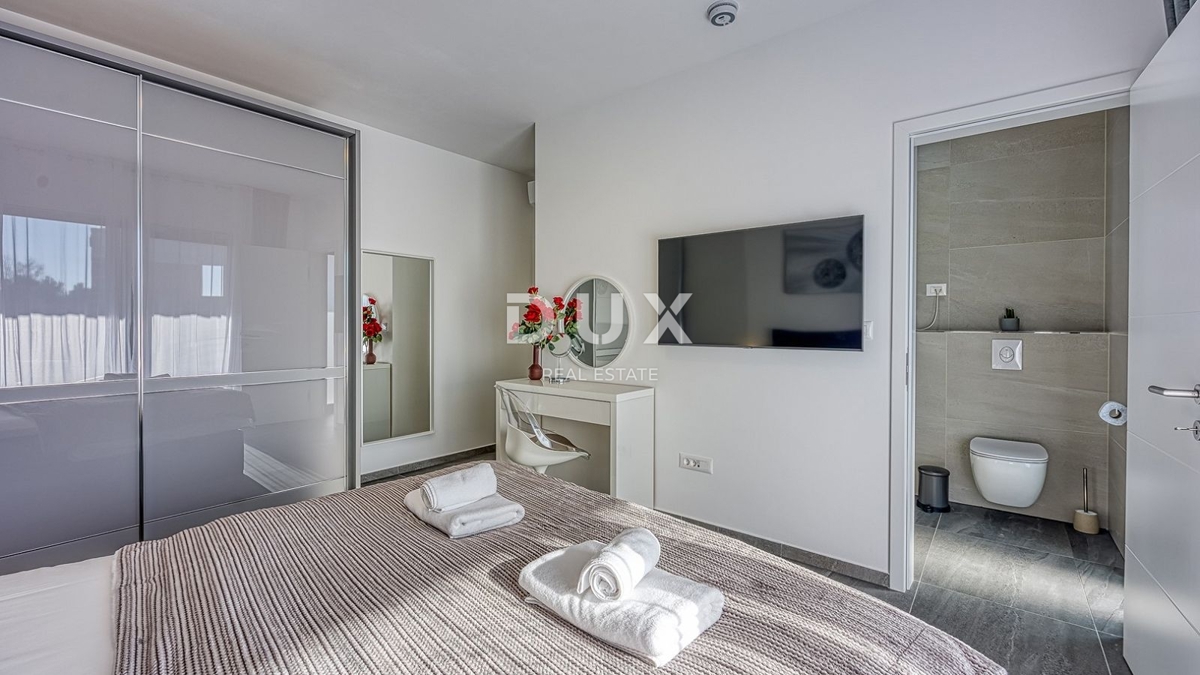 ISTRIA, PARENZO - Lussuosa casa bifamiliare con piscina, sauna e jacuzzi, 260m2