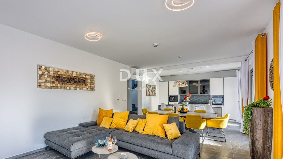 ISTRIA, PARENZO - Lussuosa casa bifamiliare con piscina, sauna e jacuzzi, 260m2