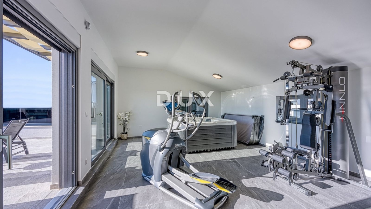 ISTRIA, PARENZO - Lussuosa casa bifamiliare con piscina, sauna e jacuzzi, 260m2