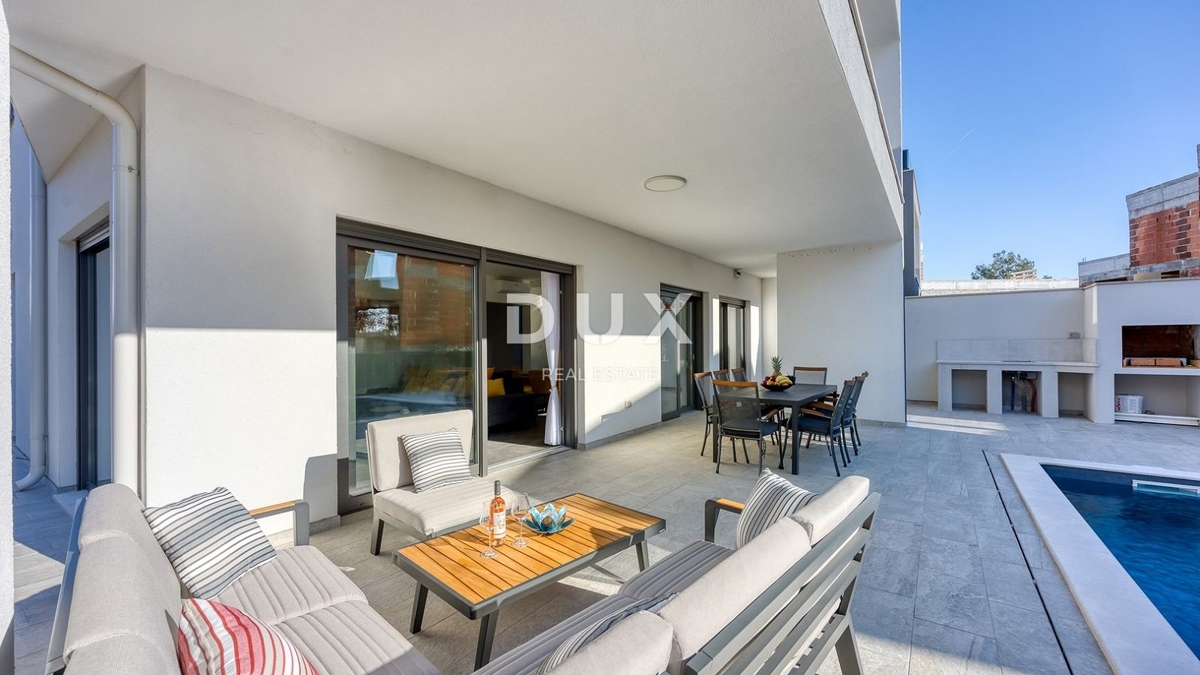 ISTRIA, PARENZO - Lussuosa casa bifamiliare con piscina, sauna e jacuzzi, 260m2