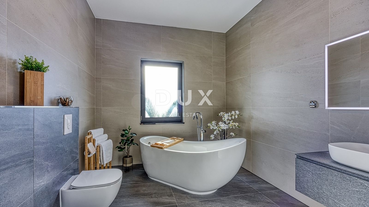 ISTRIA, PARENZO - Lussuosa casa bifamiliare con piscina, sauna e jacuzzi, 260m2