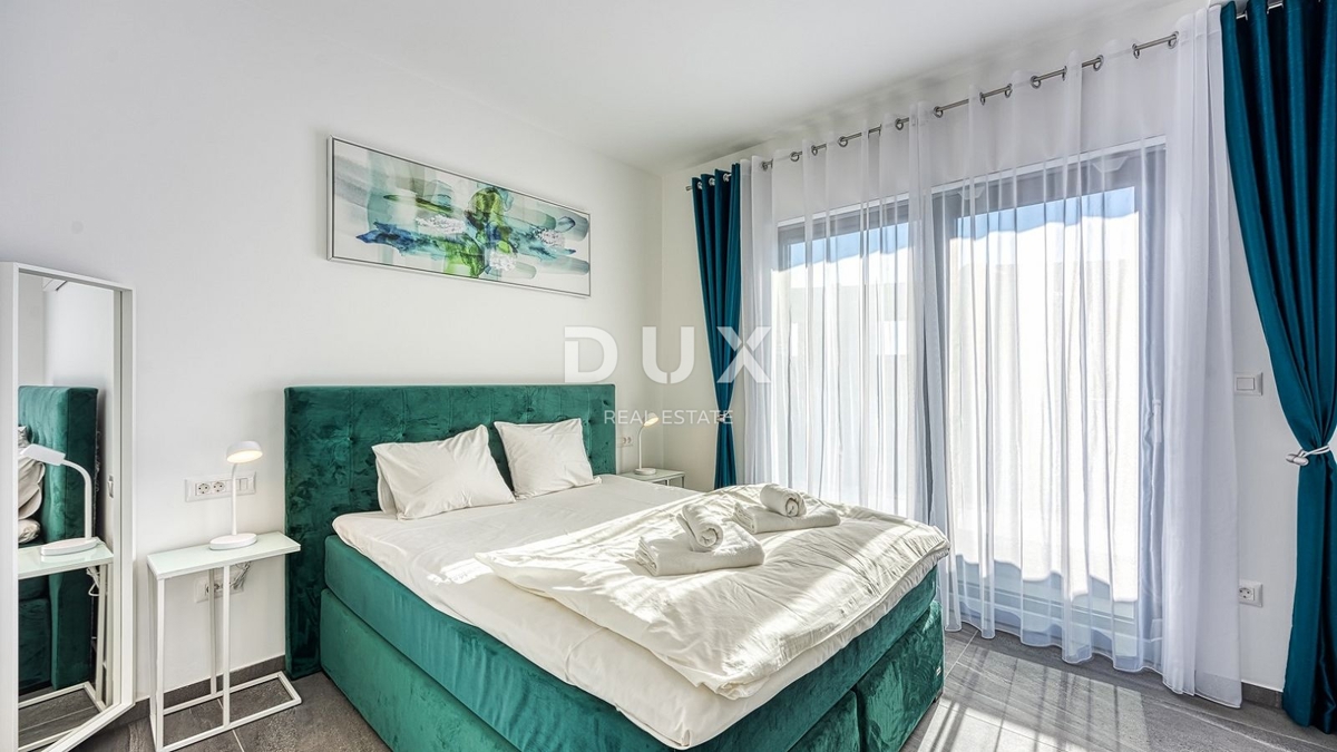 ISTRIA, PARENZO - Lussuosa casa bifamiliare con piscina, sauna e jacuzzi, 260m2