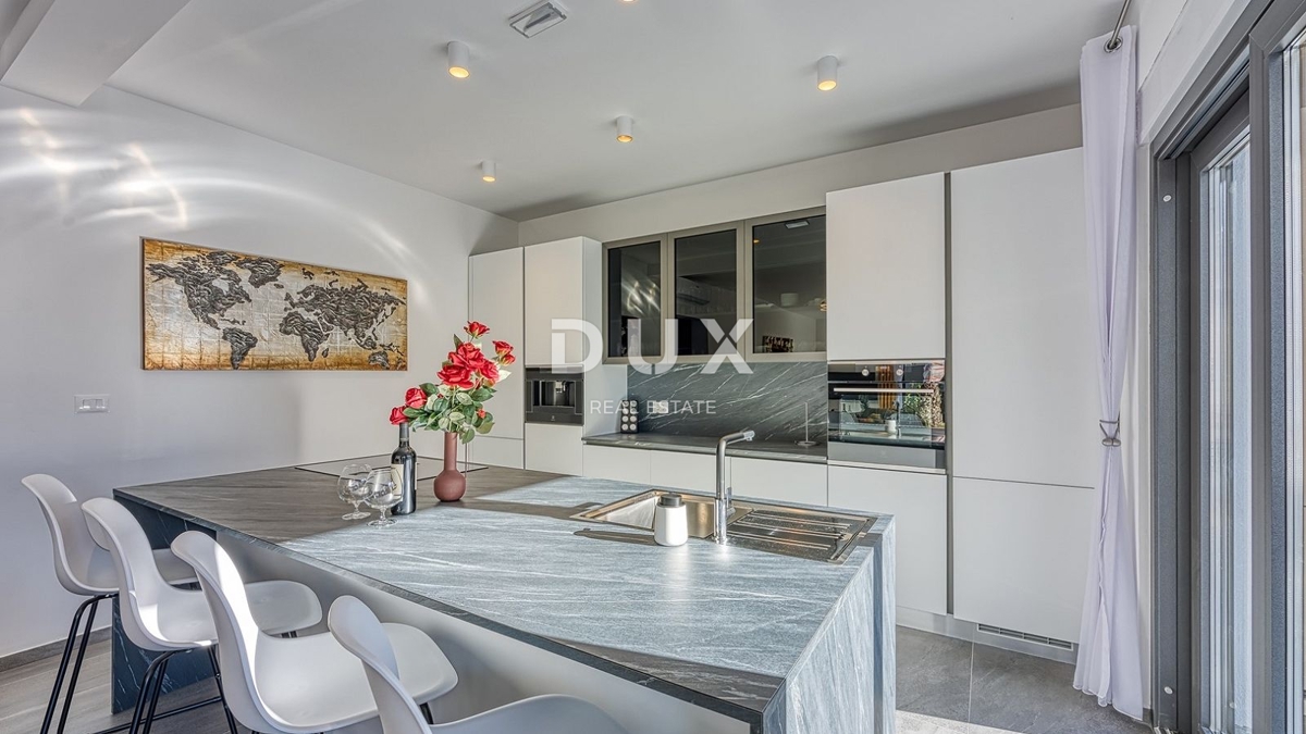 ISTRIA, PARENZO - Lussuosa casa bifamiliare con piscina, sauna e jacuzzi, 260m2