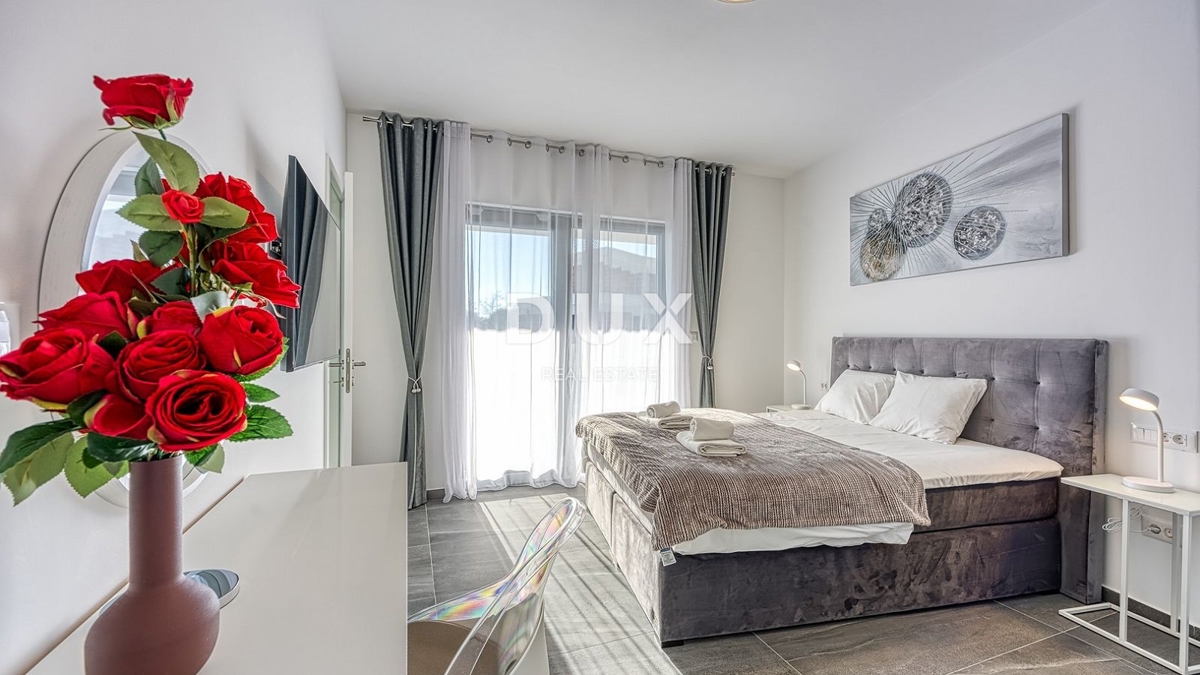 ISTRIA, PARENZO - Lussuosa casa bifamiliare con piscina, sauna e jacuzzi, 260m2